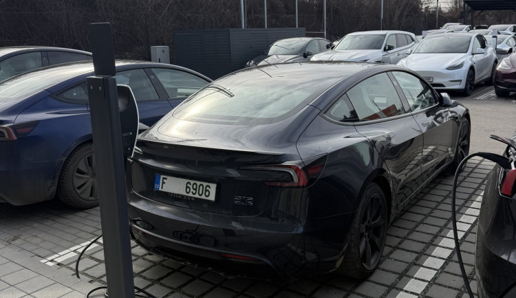Po Brně se prohání Tesla bez řidiče, zvládá objížďky i unáhlené chodce