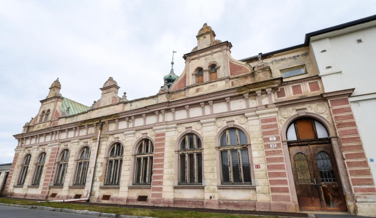 KOMENTÁŘ: Karel Gott před Peklem? Začíná politický boj o legendárního slavíka