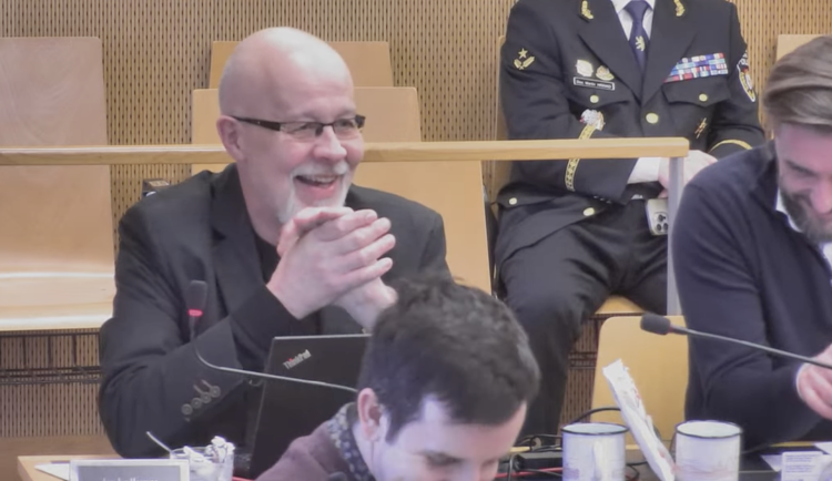 Trapas v přímém přenosu. Budějcká zastupitelka nevypla mikrofon a nazvala kolegu blbečkem