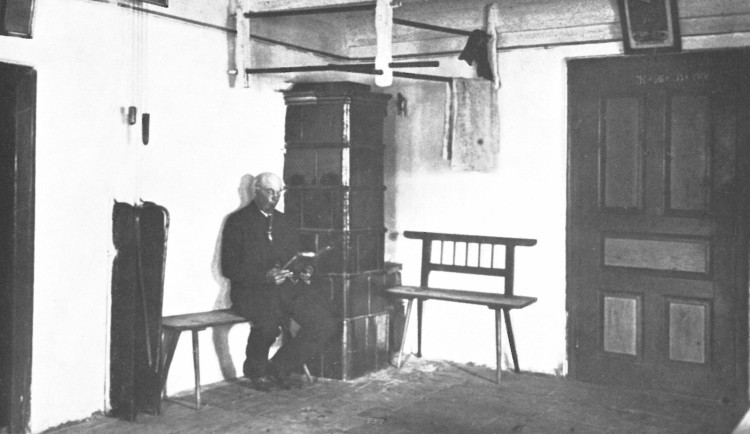 Historická fotografie představuje pravděpodobně pánský pokojík domu snad přímo v Jihlavě s malými kachlovými kamny