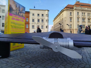 Šrot, propaganda, nebo varování? Maketa ruského dronu rozdělila Jihlavu