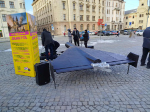 Šrot, propaganda, nebo varování? Maketa ruského dronu rozdělila Jihlavu