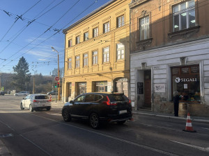 FOTO: Dopravní omezení v centru Jihlavy: Dělníci opravují propad vozovky u náměstí