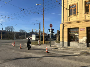 FOTO: Dopravní omezení v centru Jihlavy: Dělníci opravují propad vozovky u náměstí
