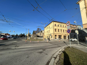 FOTO: Dopravní omezení v centru Jihlavy: Dělníci opravují propad vozovky u náměstí