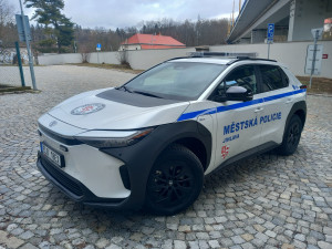 FOTO + VIDEO: Jihlavští strážníci mají první elektromobil. Doma bude na Horním Kosově