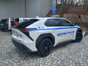 FOTO + VIDEO: Jihlavští strážníci mají první elektromobil. Doma bude na Horním Kosově