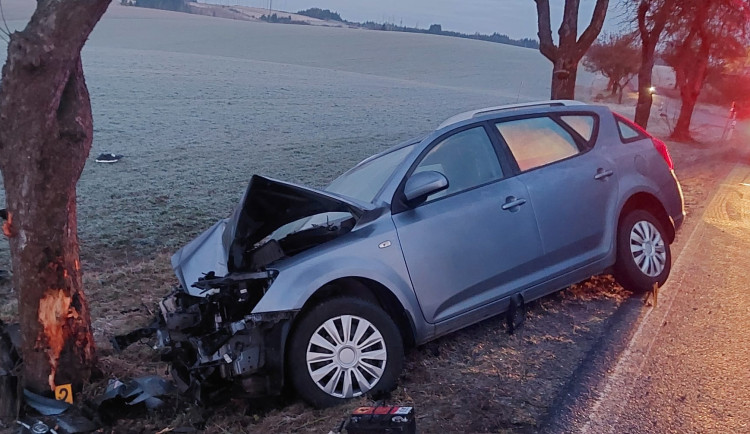 U Kamenice dnes ráno havarovala řidička, skončila v nemocnici. Foto: Se svolením Policie ČR