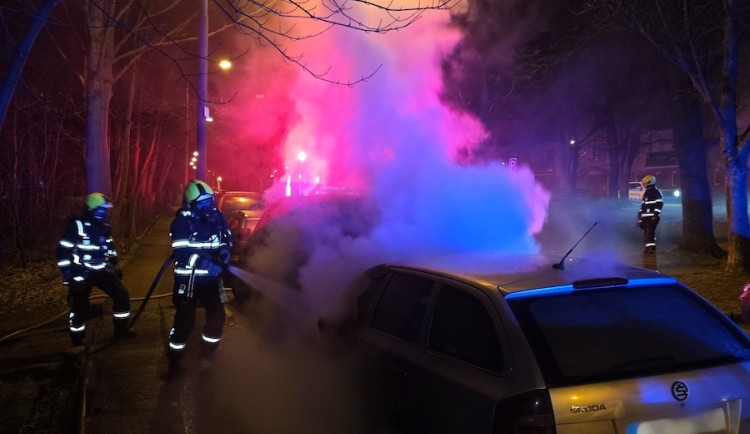 Na Františkově v Liberci hořela v noci dvě auta. Příčina je v šetření