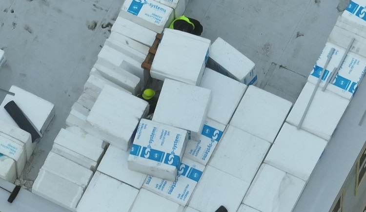 Policejní kontroly na stavbách: dělníci se schovávali v balících s polystyrenem