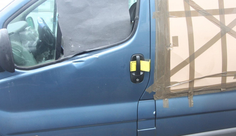 Čtyři trestné činy v Jihlavě: Muž ukradl dodávku i značky, v batohu měl drogy a zbraně. Foto: Se svolením Policie ČR