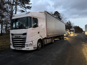 FOTO: Kontrola kamionů na dálnici? Nedodržená doba řízení i manipulace s tachografem