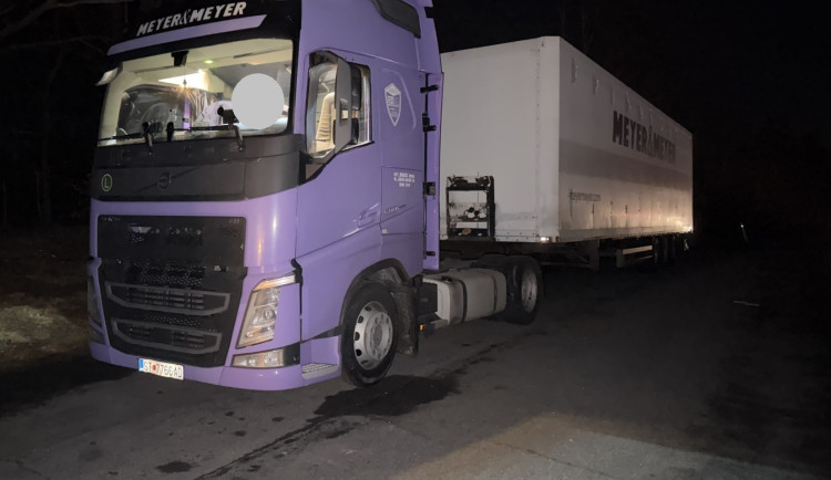 Kontrola kamionů na dálnici: Nedodržená doba řízení i manipulace s tachografem. Foto: Se svolením Policie ČR