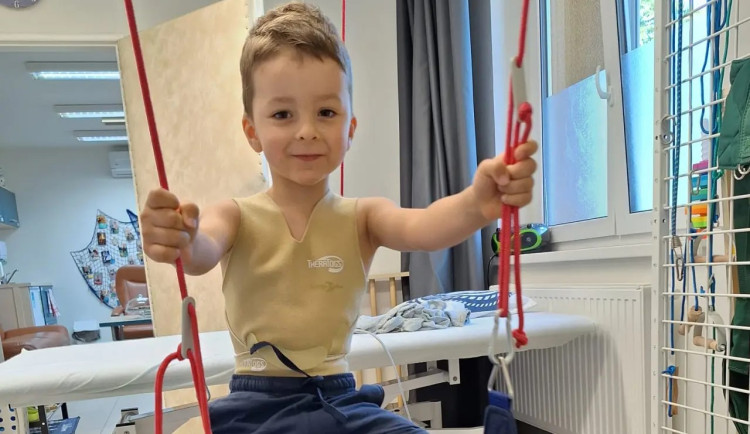 Cestování a hodiny rehabilitací. Malý Tobiáš z Prostějova má vzácný genetický syndrom