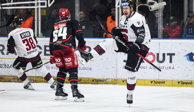 Hokejisté Sparty podlehli v souboji o přímý postup do čtvrtfinále Hradci Králové