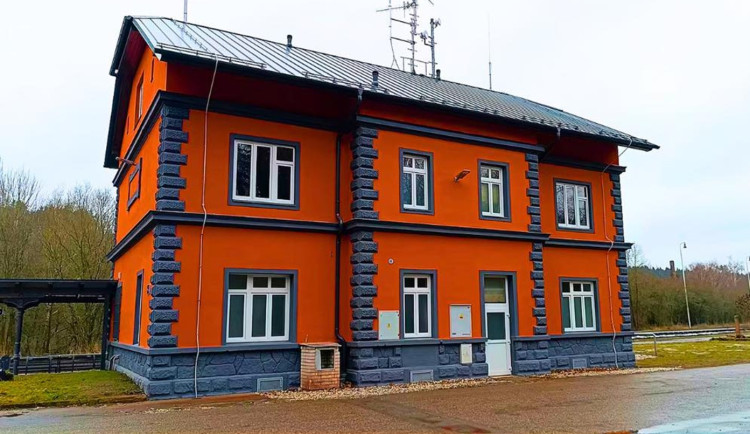 Kritizované oranžové nádraží v Pacově projde úpravami. Správa železnic uznala chybu. Foto: Poskytla Správa železnic