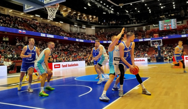 Živě z arény: Češi vedou nad Slovinskem po prvním poločasu 54:36