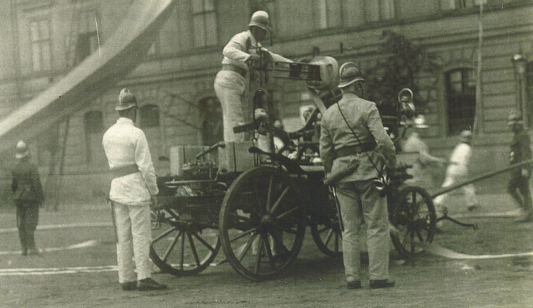 Nejstarší hasičská stanice v ČR stojí v Plzni, místní profi hasiči slaví už 134. výročí