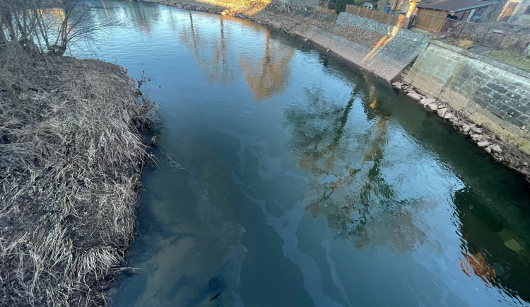 Na Labi u Jaroměře se objevila mastná skvrna, zasahovali tu hasiči