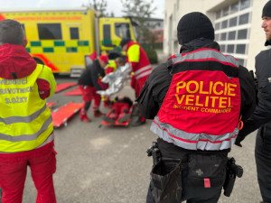 FOTO: Výhrůžky, požáry i hromadné rvačky. Velitelé policie budou řídit krizové zásahy