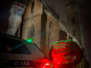 FOTO: Výhrůžky, požáry i hromadné rvačky. Velitelé policie budou řídit krizové zásahy