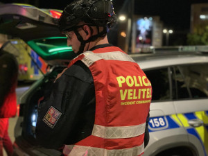 FOTO: Výhrůžky, požáry i hromadné rvačky. Velitelé policie budou řídit krizové zásahy