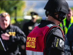 FOTO: Výhrůžky, požáry i hromadné rvačky. Velitelé policie budou řídit krizové zásahy