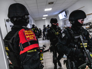 FOTO: Výhrůžky, požáry i hromadné rvačky. Velitelé policie budou řídit krizové zásahy