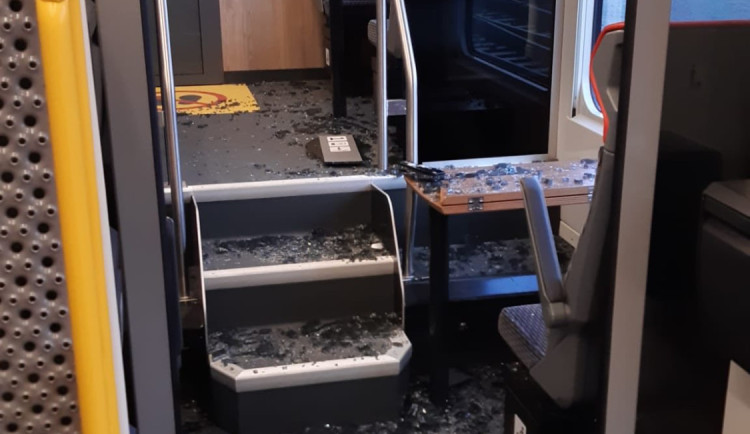 Místo jízdenek přišla demolice. Incident ve vlaku skončil zásahem policie