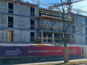 FOTO: Dělníci staví poslední patro vysokoškolských kolejí, soudní spory pokračují