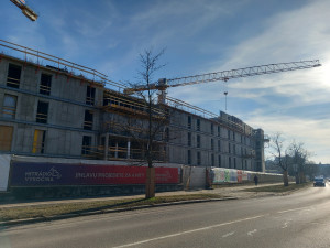 FOTO: Dělníci staví poslední patro vysokoškolských kolejí, soudní spory pokračují