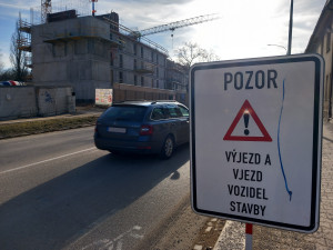 FOTO: Dělníci staví poslední patro vysokoškolských kolejí, soudní spory pokračují