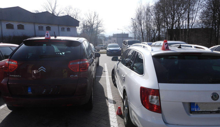 Vybodovaný řidič boural před supermarketem v Liberci. Hrozí mu dva roky