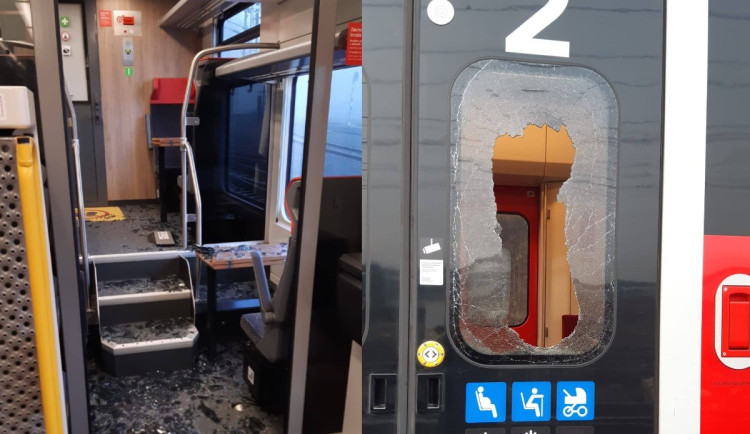 Podnapilí cestující zdemolovali vlak. Teď jim hrozí až roční pobyt ve vězení