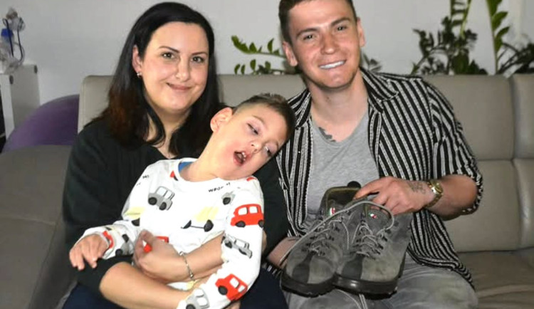 Nico z Třebíče vydražil své boty pro dobrou věc. Nový pár čeká další velká cesta