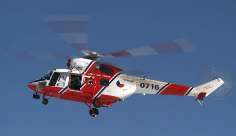 Starší muž si stoupl před rozjetý vlak. Přežil, jeho stav je ale vážný