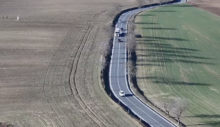 VIDEO: Riskantní předjíždění u Archlebova. Šoféry nachytal dron