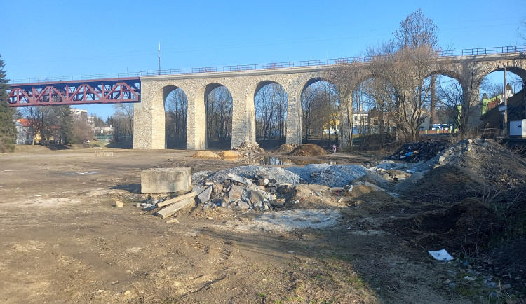 Parkování v Jihlavě XXVIII: U železničního viaduktu vznikne velké parkoviště P+R