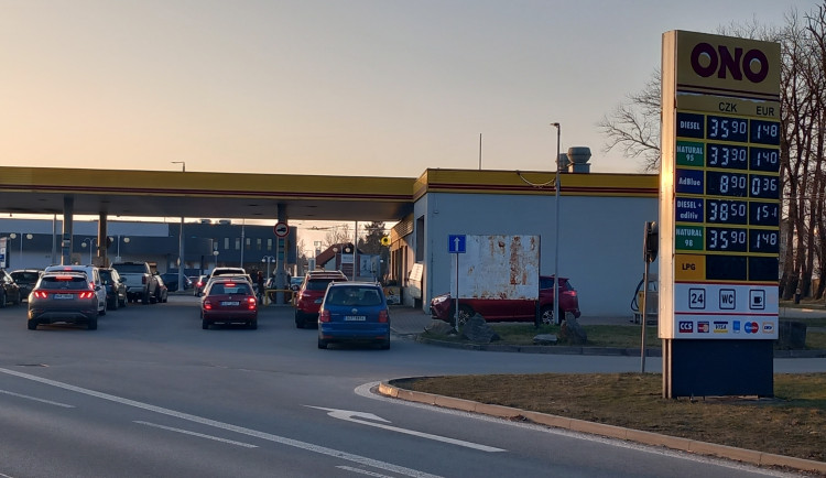 FOTO: V Jihlavě už řidiči nekoupí litr nafty pod 35 korun, stoupají i ceny benzínu