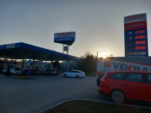 FOTO: V Jihlavě už řidiči nekoupí litr nafty pod 35 korun, stoupají i ceny benzínu