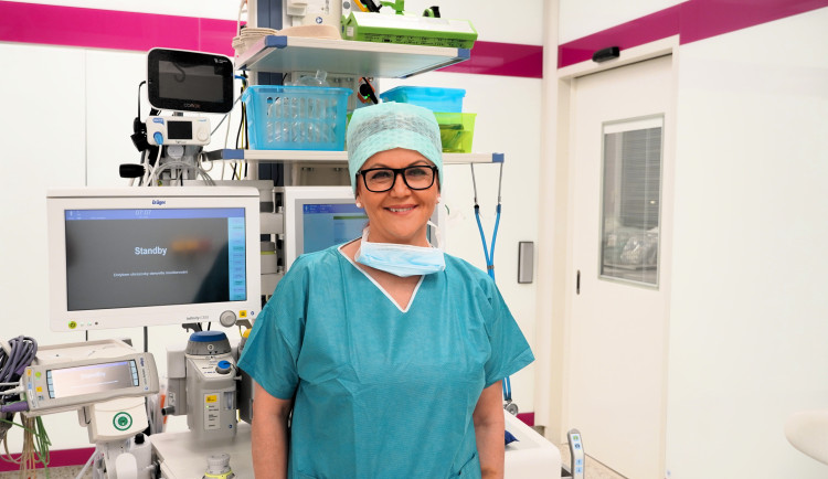 Zdravotní sestra z Prostějova pomáhá lidem bez vlasů. Paruky vrací sebevědomí, říká