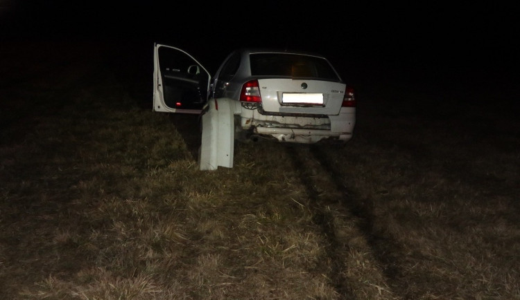 Opilý řidič u Hosova přeletěl kruhový objezd, policie naměřila 2,65 promile