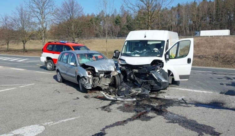 Řidič nezvládl nájezd na dálnici, cestující v protijedoucím autě se vážně zranili