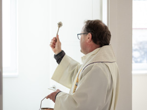 Slavnostní požehnání a otevření nového farního domu sv. Anežky v Myslibořicích. Foto: Lukáš Malotín - Člověk a víra