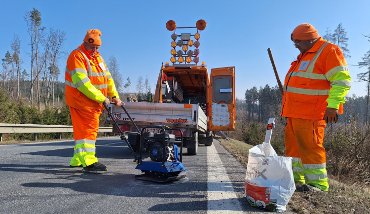 Díry na cestách? Rychlá rota se pustila do oprav výtluků na silnicích první třídy. Foto: Se svolením ŘSD