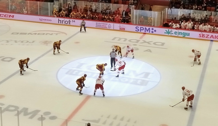 ON-LINE: Dukla bojuje o druhý čtvrtfinálový bod, po první třetině 1:1