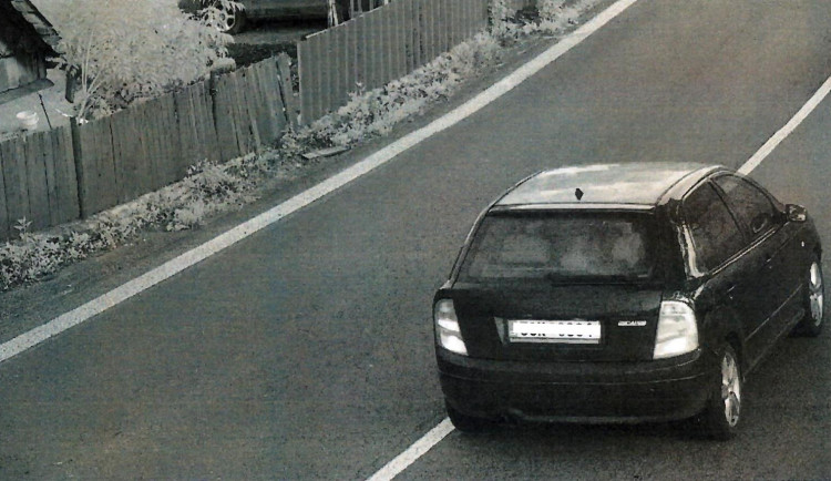 Z rybníka v Kněžmostě vytáhli auto s mrtvým. Zřejmě jde o muže z České Lípy