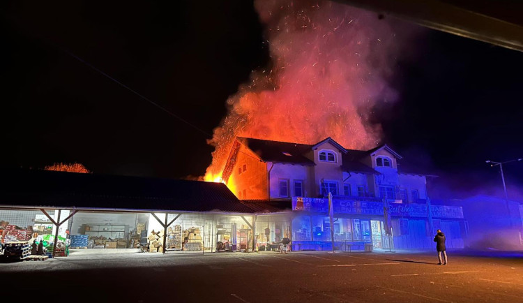 Tržnici zachvátily plameny, hasiči na místě pracují už několik hodin