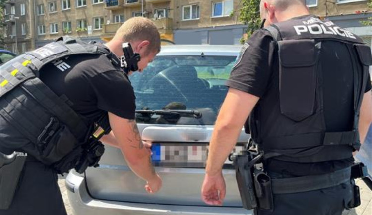 Posměváček dlužníkem. Policisty si točil a sám měl na pokutách dluh přes 32 tisíc