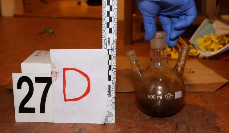 Hradecká policie obvinila dva muže z rozsáhlé výroby a prodeje pervitinu